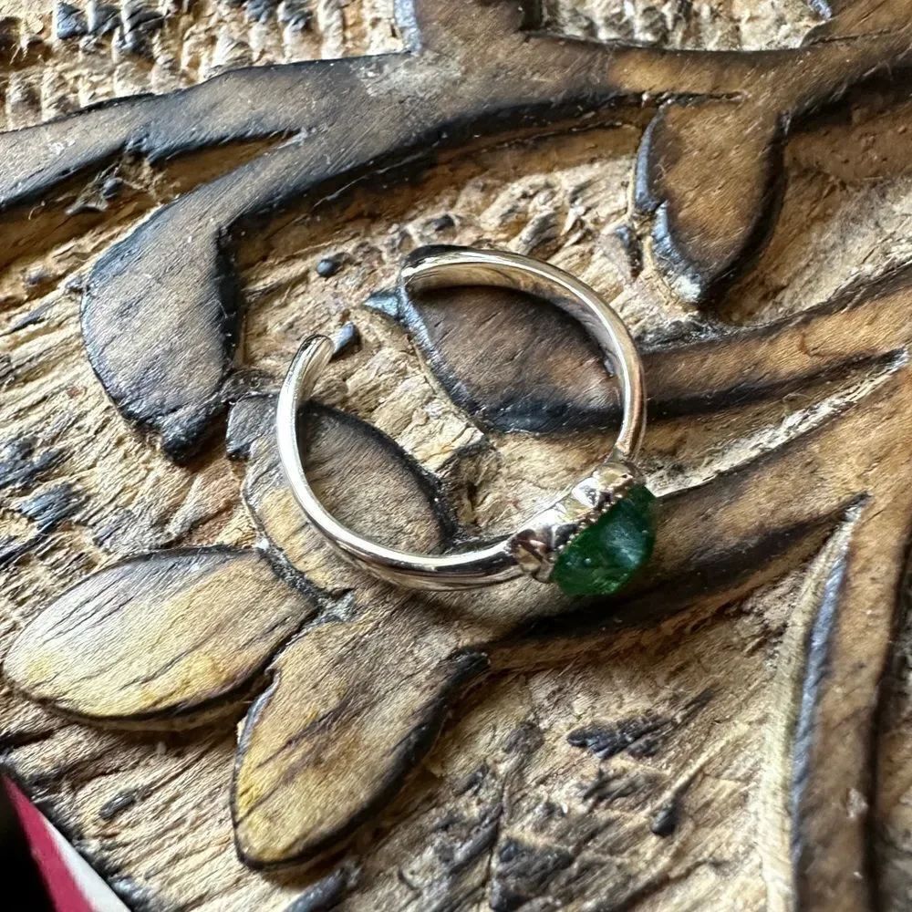 Emerald CZ Heart Toe Ring - Picture 4 of 4